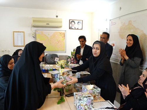 تجلیل از داوطلبان سلامت فعال در اجرای برنامه های حوزه بهداشت در شبکه بهداشت و درمان کازرون