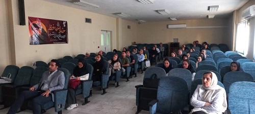 با برنامه ریزی واحد مبارزه با بیماری های غیرواگیر شبکه بهداشت و درمان و با حضور نمایندگان یکی از شرکت های دارویی کشور، پزشکان خانواده  شهرستان کازرون با داروهای نوین درمان دیابت و فشارخون بالا آشنا شدند. به گزارش روابط عمومی شبکه بهداشت و درمان شهرستان کازرون، مهندس "محمد احمدی" معاون بهداشت شبکه در ابتدای این کارگاه آموزشی نکاتی در زمینه اهمیت تشخیص، درمان و مراقبت به موقع بیماران مبتلا به فشارخون بالا و دیابت و تاثیر عوارض ناشی از عدم مراقبت صحیح این بیماری ها در زندگی بیماران عنوان کرد. دکتر "علیرضا ارژنگ زاده" متخصص بیماری های قلب و عروق و دکتر "آذر ستاری نژاد" متخصص غدد نیز پزشکان خانواده را با تازه های درمان بیماری فشارخون و دیابت و اهمیت تغییر سبک زندگی در کنترل این بیماری&zwnj;ها، آشنا کردند. این کارگاه آموزشی یک روزه، با شرکت ۳۵نفر از پزشکان خانواده و گروهی از پرستاران بیمارستان حضرت ولیعصر (عج) برگزار شد.
