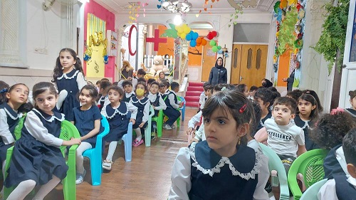 حضور کارشناسان شبکه بهداشت و درمان در آیین گرامیداشت هفته ملی کودک در یکی از مهدکودک های شهرستان کازرون