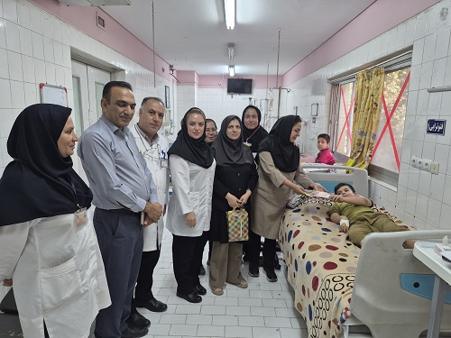 به مناسبت هفته ملی کودک؛لبخند کودکان بستری در بیمارستان کازرون با اهدای هدایا رنگ شادی گرفت