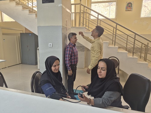 انجام غربالگری عوامل خطر بیماریهای قلبی و عروقی کارکنان ستاد شبکه بهداشت و درمان کازرون در آستانه روز جهانی قلب