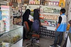 کشف و معدوم سازی 20 کیلوگرم کالای غیرمجاز در بازدید مشترک کارشناسان سلامت محیط و غذا و دارو شبکه بهداشت و درمان کازرون از عطاری ها