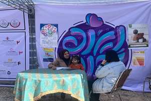 حضور مسوول و کارشناسان واحد سلامت خانواده مرکز بهداشت شهید پیرویان کازرون در غرفه مشاوره فرزندآوری جشنواره گل نرگس