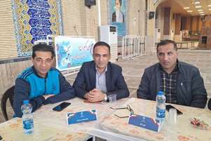 حضور سرپرست شبکه بهداشت و درمان کازرون در میز خدمت مصلای نمازجمعه در دهه پرفروغ فجر انقلاب اسلامی