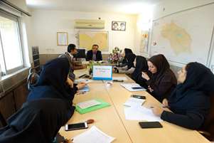 نشست درون بخشی هماهنگی اجرای برنامه های هفته ملی مبارزه با سرطان در مرکز بهداشت شهید پیرویان کازرون