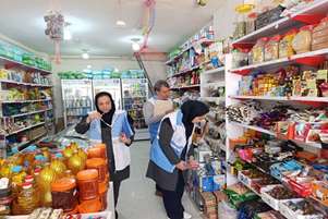 تشدید نظارت بازرسان سلامت محیط شبکه بهداشت و درمان کازرون بر مراکز تهیه و عرضه مواد غذایی در منطقه مهرنجان