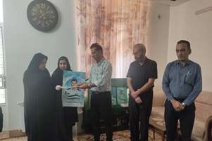 ادای احترام کارکنان شبکه بهداشت و درمان کازرون با خانواده شهید جنگ رمضان به مناسبت هفته سلامت