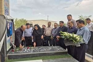 به مناسبت روز پرستار انجام شد؛ ادای احترام مدیران حوزه سلامت کازرون به فرشته ای که در مسیر خدمت پر کشید